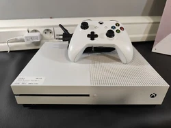 Console XBOX One S 1To Blanche avec manette. Console en parfait état de fonctionnement vendue avec ses câbles et une...