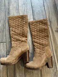Women’s Ugg Boots size 10. Purchased from an UGG outlet store, the box does not match the boot. However, the boots...