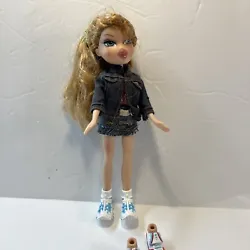 Bratz doll estate find Very good condition Smoke free home pet freeI know nothing about, I’m a guy. !!Please look...