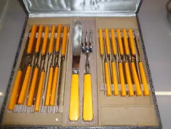 ménagère des années  1970/80 en bon état comprenant 26 pièces dont 24 couteaux et fourchette et couteau a...