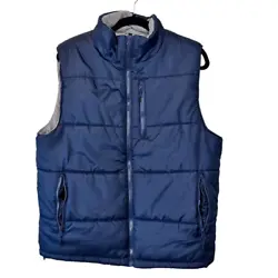 This puffer vest has a full zipper front closure with two side zipper pockets. This puffer vest is in Excellent...