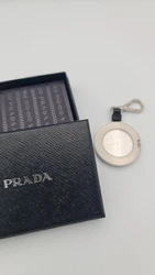 Rare Bijoux De Sac argenté, pendule de sac de la marque prada neuf.