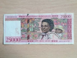 Billet de banque de Madagascar de 25000 frs avec en filigranne de la tete de zebu.Tache dans le cartouche et sur la...