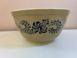 Vintage Pyrex Homestead 402 Bowl In good, used condition. No chips or cracks.