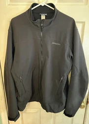 Patagonia Mens Adze Soft Shell Polartec Windbloc Black Soft Shell Jacket Size XL. Jacket is in excellent preowned...