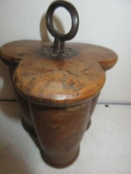 Largeur 13 cm. Hauteur 16 cm.
