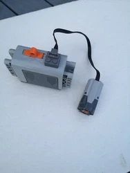 lego moteur electrique plus le boitier de commande . testé avec pile tous fonctionne bien  ;  les pieces sont en...