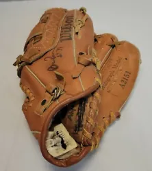 Wilson Autograph Model A2151 Pro Special Kirby Puckett Baseball Glove RHT. In good condition. Does have previous owners...