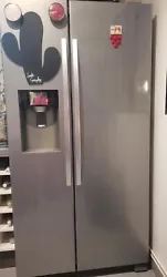 Réfrigérateur américain avec son congélateur, distributeur d’eau fraîche, glaçons et glace pilée.Dimensions :...