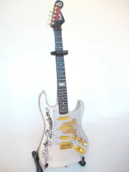 Qualité irréprochable, véritable réplique de la guitare Fender stratocaster. Guitare miniature du célèbre...