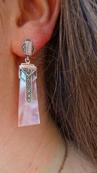Magnifiques boucles doreilles exceptionnelles,création artisanale avec une vraie pierre nacrée rose claire,style Art...