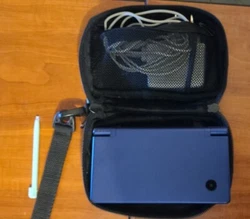 Console Nintendo DS i bleu+Chargeur original +Sachoge  État bon état  Écran propre  Marche parfaitement  Vendu sans...