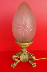 Lampe veilleuse lampe de chevet art deco en bronze a pied de lion, avec son globe en verre satiné, electrifiée avec...