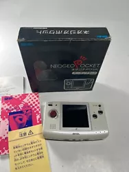 SNK / NEOGEO POCKET / HANDHELD WHITE / NEO P13010 / JAP. / BOX + NOTICES. La Neo-Geo Pocket est la première console...