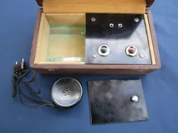 Intérieur écouteur et 2 boutons.