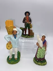 Je vends ces trois santons signés  du santonnier CHAVE Boulanger : 15 cmChasseur: 12 cmFileuse : 11 cmTrès bel...