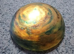 VOICI UNE SUPERBE VASQUE MULTICOULEUR EN PÂTE DE VERRE. Hauteur vasque : 9,5 cm environ. Épaisseur verre : 3 mm....