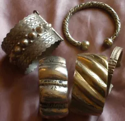Collection de 5 bracelets ethniques d’Afrique du nord comprenant 1 bracelet berbère en bronze argenté. 1 bracelet...
