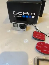 Lot Go pro Hero 4. Bon état et accessoires dorigine au complet (sauf notice)+ stick pour porter la caméra a la main