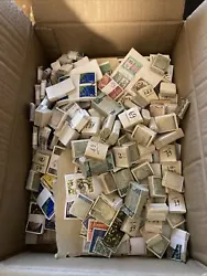 (LOT-VRAC) plus de 10000 très beaux timbres du monde entier oblitérés à trier.