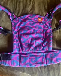 This Tula baby carrier is perfect for parents who want to keep their little ones close while on the go. With a sturdy...