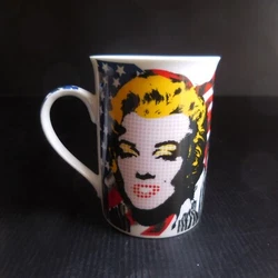 Motifs pop art déco Marylin statue Liberté. Matières : céramique porcelaine. Couleurs : blanc multicolore. A partir...