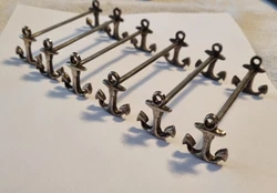 6 ANCIEN et RARE PORTE COUTEAUX Repose Couverts Metal ARGENTÉ Forme Ancre Marine.   Poids total 100 grammes   Traces...