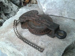 WHAT YOU SEE IN THE PICTURES IS WHAT YOU GET, NOTHING MORE NOTHING LESS. Chain : copper. Matters : ductile iron. for...