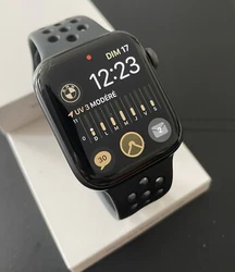 Apple Watch Series 6 44mm Boîtier en aluminium gris sidéral avec Bracelet Sport. Vendu avec le chargeur Apple Watch...