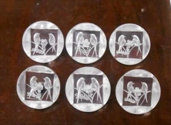 Lot de 6 boutons anciens en lucite. Décor oiseaux sculptés.