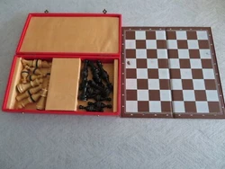 JEU D ECHECS Aimanté. regardez bien les photos. plateau 26 cm x 26 cm.