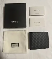 This authentic Gucci Mens Microguccissima Leather Bifold Wallet in black is the epitome of luxury and style. Featuring...