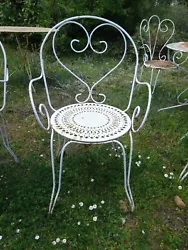 Ancienne chaise fauteuil en fer forgé blanc. vendue a l unité disponible 3 chaises fauteuil identique avec repose...