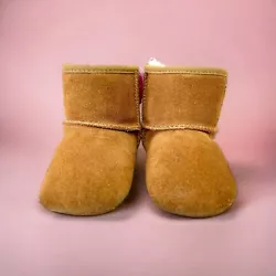 Step up your little girls shoe game with these adorable UGG Kids Toddler Girls Jesse Bow II Metallic Dots Chestnut...