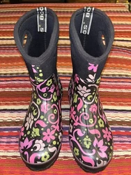 BOGS classic mid neoprene snow boots CORSAGE pink purple green flowers. Women’s Size 8 / EUR 39Don’t let these...