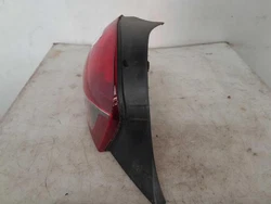 Enjoliveur inf feu arriere gauche pour PEUGEOT 208 I PH2 208 1.6 BLUEHDI SS - 75 2015. Modèle: 208 I PH2 208 1.6...