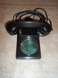 Ancien téléphone bakélite des années 50 ou 60. La couleur verte et brillante du cadran sont des reflets, le tout...