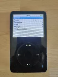 Apple iPod Classic - 5ème generation - 80Go.  Quelques pixels manquants (voir photo) et la face avant un peu abîmée....