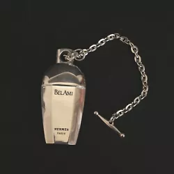 Diffuseur de parfum. Beau porte-clés en métal argenté représentant un flacon de parfum Bel Ami des années 80.