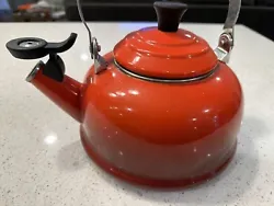 Le Creuset Classic Whistling Enamel Tea Kettle 1.6 L / 1.7Qt. RED *READ*Beautiful tea kettle, however it is quite dirty...