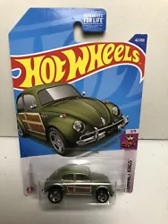 Hot wheels compact kings Volkswagen Beetle!Card has very minor wear.Bend on the bottom left corner as shown.No tears,...