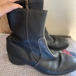 Timberland Size 9.5 Black Leather Zip Ankle Fashion Boots Bootie. Pretty good condition as you can see him one of the...