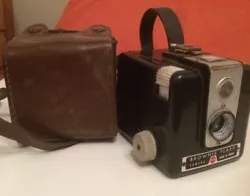 Fabriqué en France par Kodak à partir de pièces importées des Etats-Unis. Avec pochette de transport en cuir. Date...