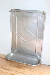 30 cm de large et 43 cm de haut.