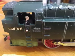 Locomotive JEP. SSN-571. Avec cheminot.   Très belle locomotive en métal couleur verte,  Aucun manquant, fonctionne. ...