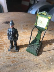 Hauteur guérite 7 cms x 2,2 cms.