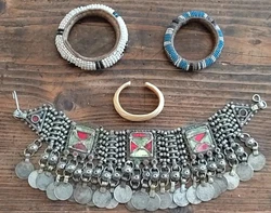 Joli lot de Bijoux ethniques anciens  Collier Berbère , Bracelets africains....  Collier dirhams marocains (?) à...