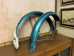 Schwinn opalescent green fender set. 26 Bike fenders. Original paint. No reserve. Nice set of heavy weight fenders....