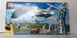 LEGO CITY 60210. La base aérienne de la police. - Le radar sur le haut de la station peut tourner pour contrôler le...