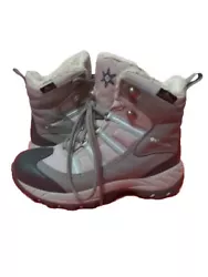 Stay warm and dry this winter with these Columbia Whirlibird Boots in Blue Gray. Perfect for outdoor activities, these...